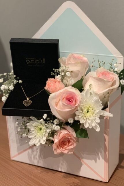 صندوق ورد مع هدية